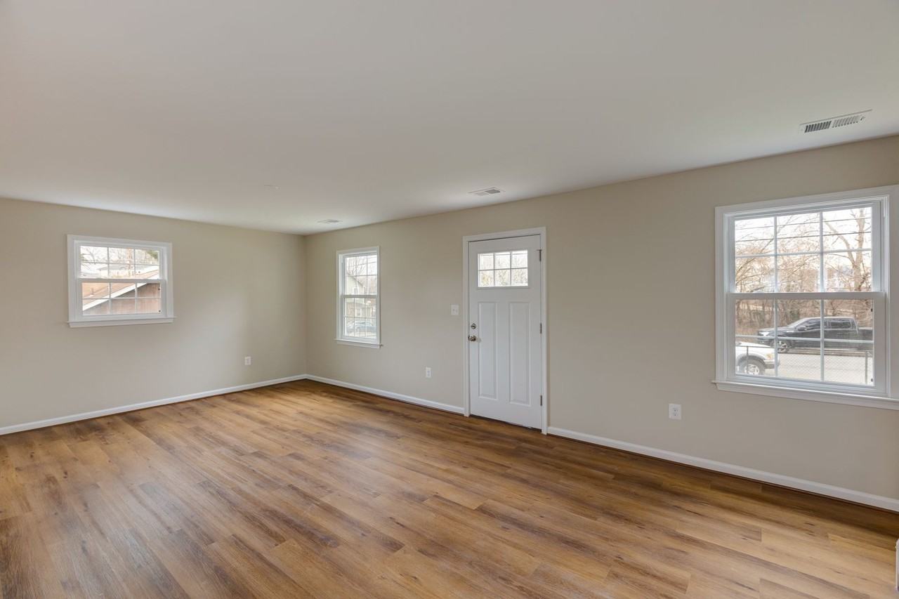 9202 Douglas St - Photo 5 of 30