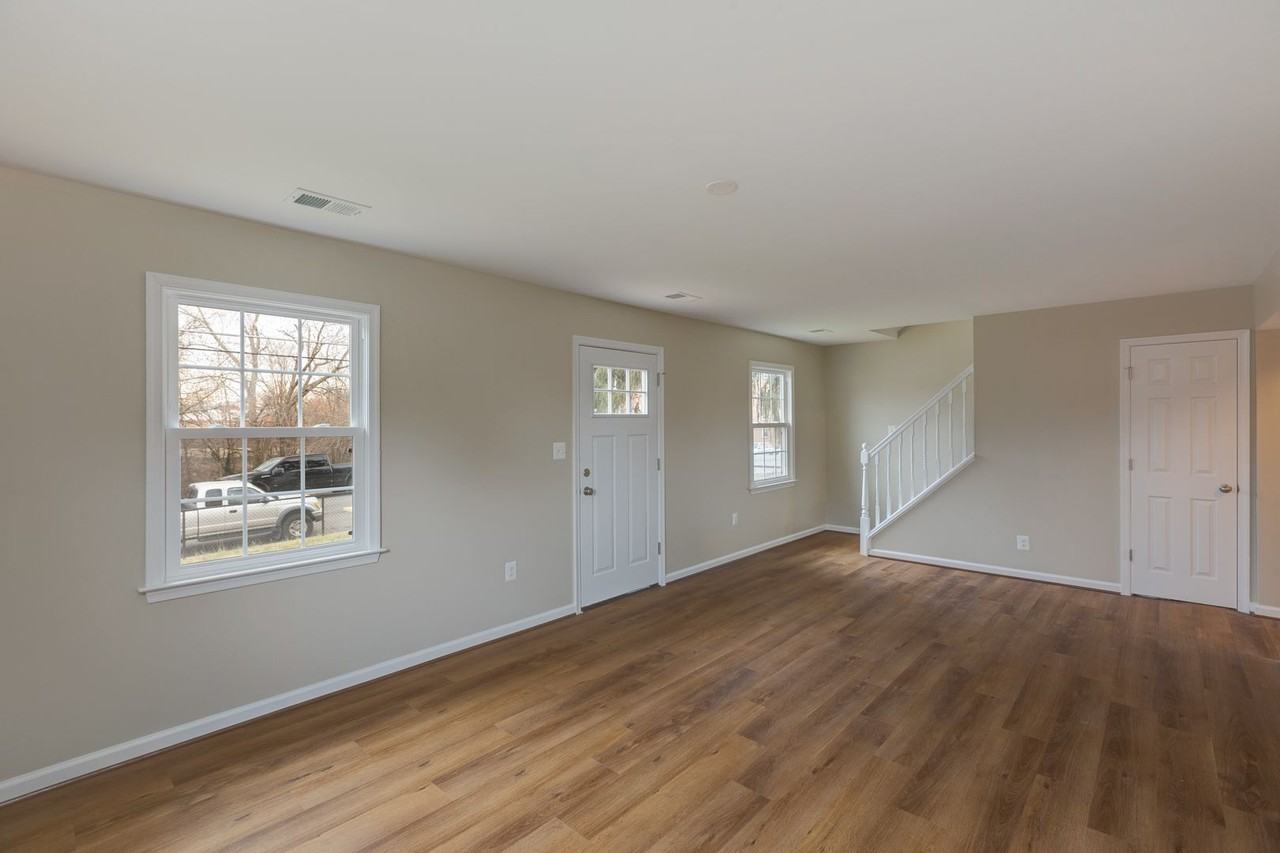 9202 Douglas St - Photo 7 of 30