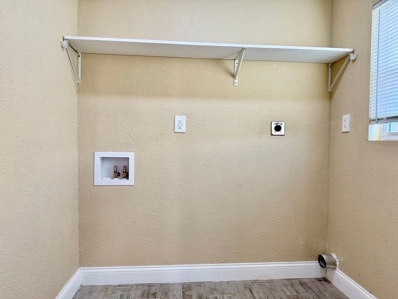 602 Howard Dr - Photo 4 of 27