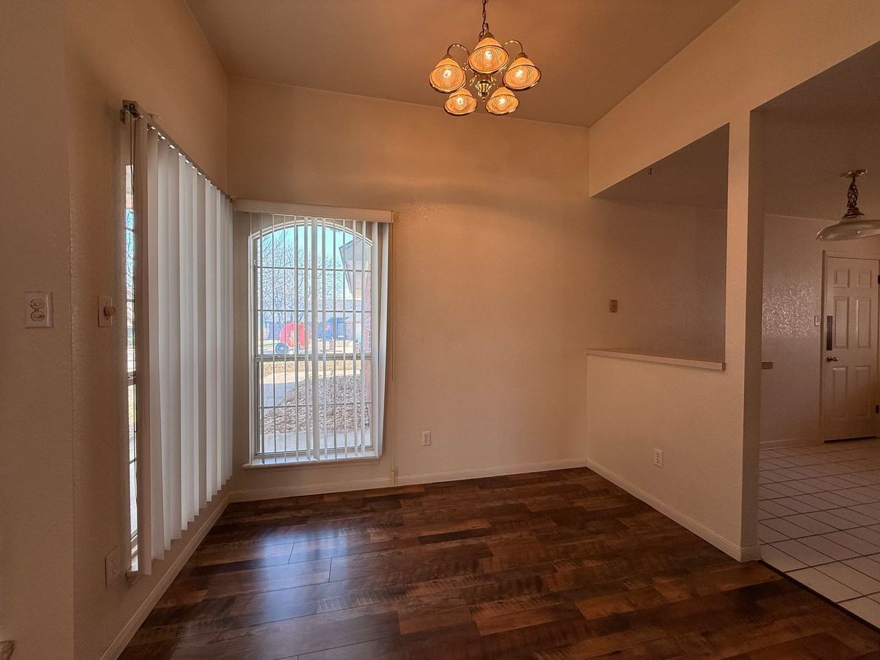 406 Diana Ln - Photo 2 of 17