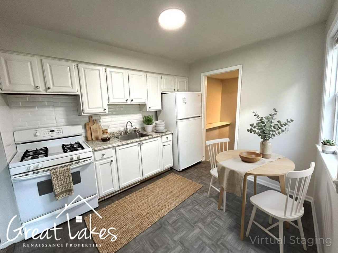 24526 Brittany Ave - Photo 3 of 11