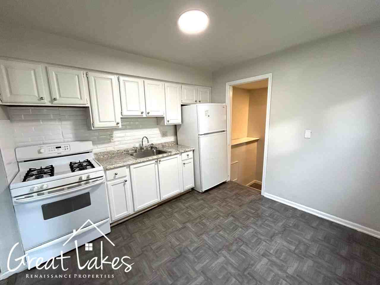 24526 Brittany Ave - Photo 7 of 11