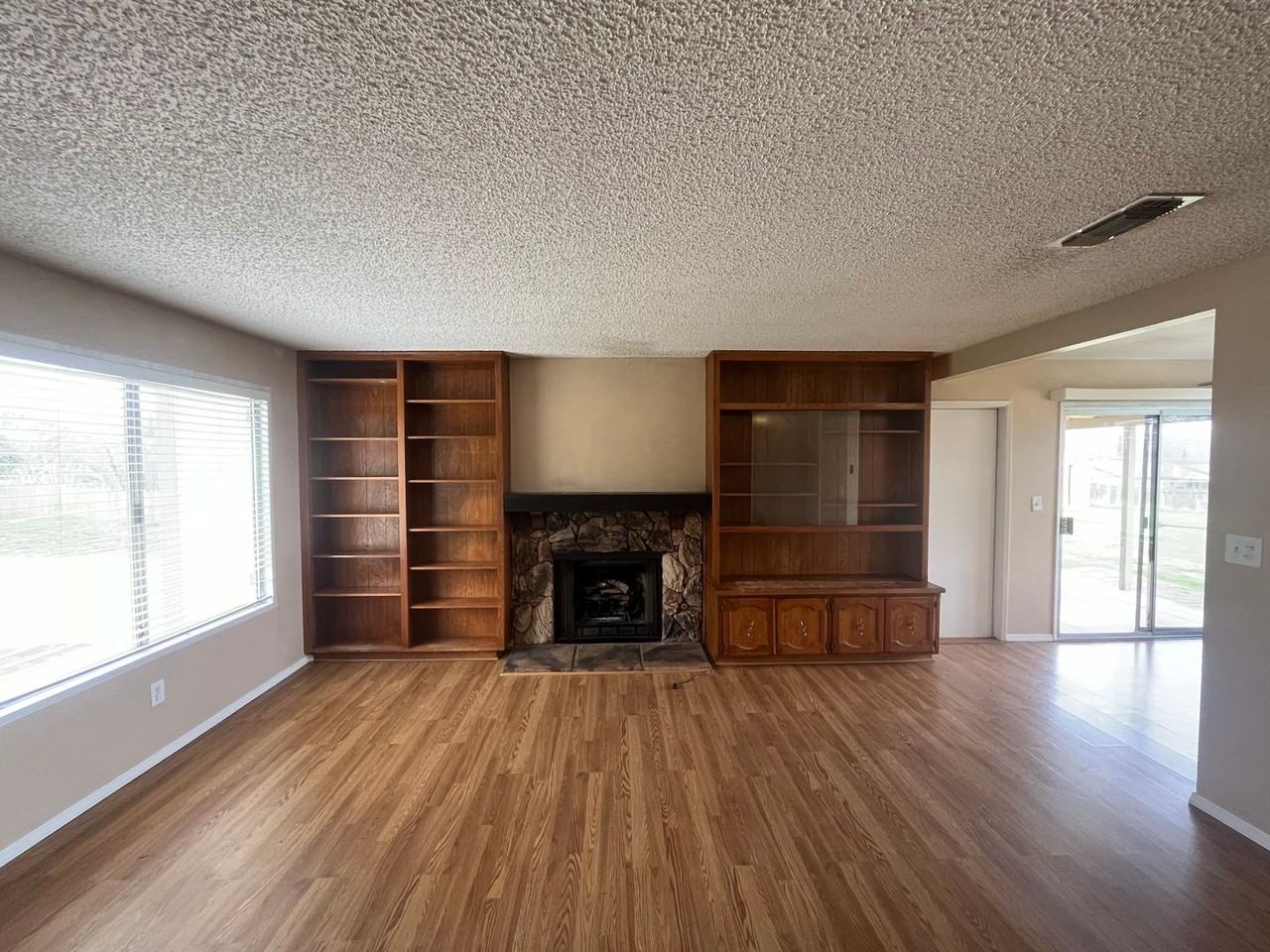 20411 Steeple Ct - Photo 3 of 12