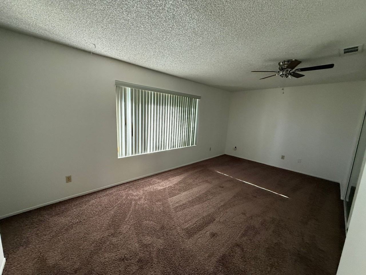 757 E Peach St - Photo 4 of 15