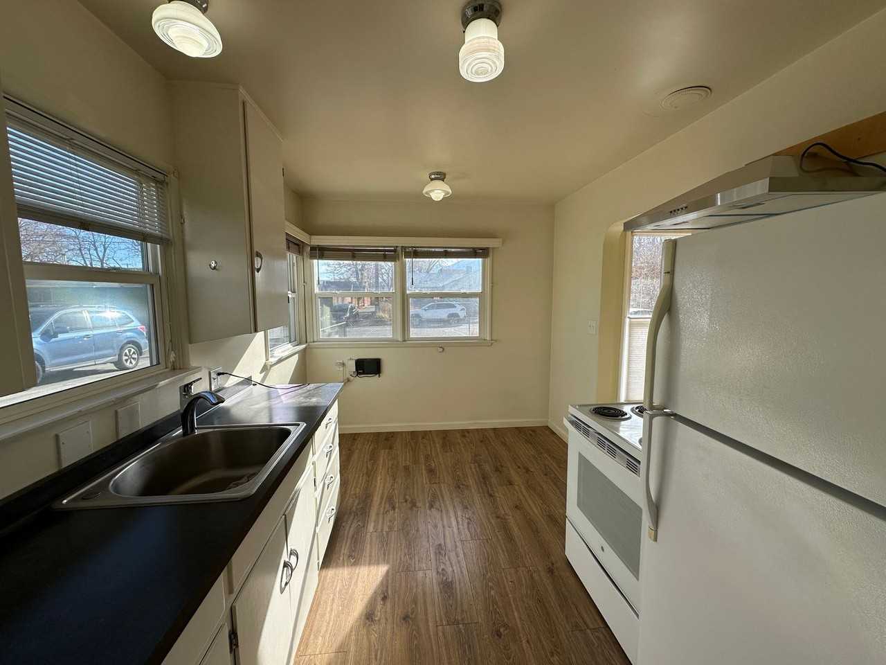 439 Willow St - Photo 3 of 12