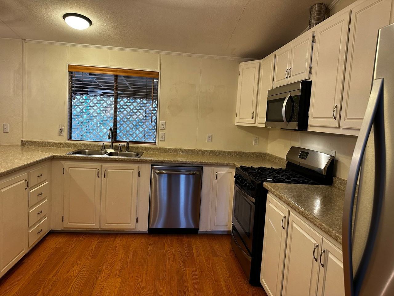 725 N Barlow Ln - Photo 7 of 21