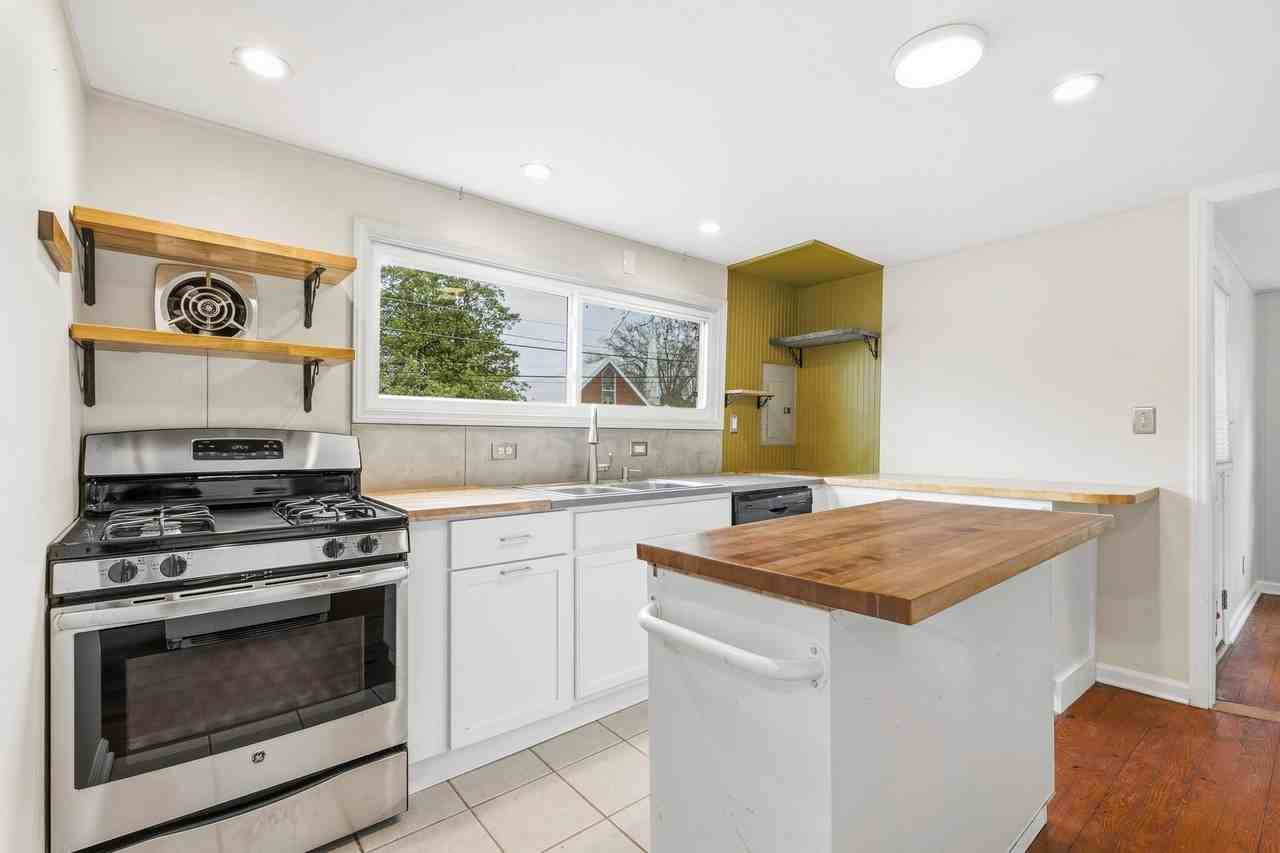 604 W Main St - Photo 3 of 18