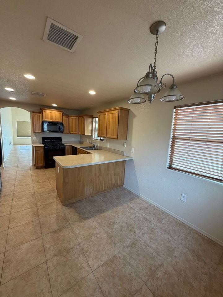 4662 Redwood St - Photo 3 of 29