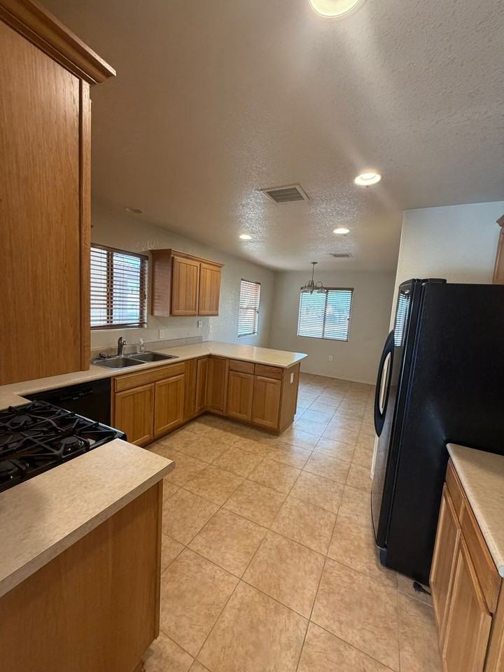 4662 Redwood St - Photo 4 of 29