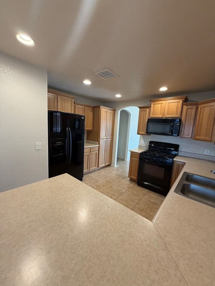 4662 Redwood St - Photo 5 of 29