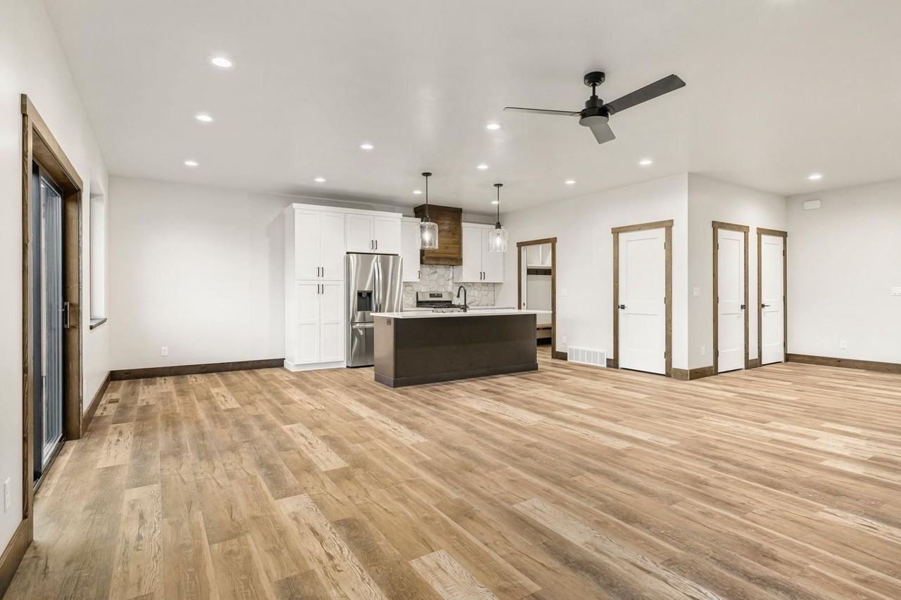 288 E 5th S - Photo 2 of 36