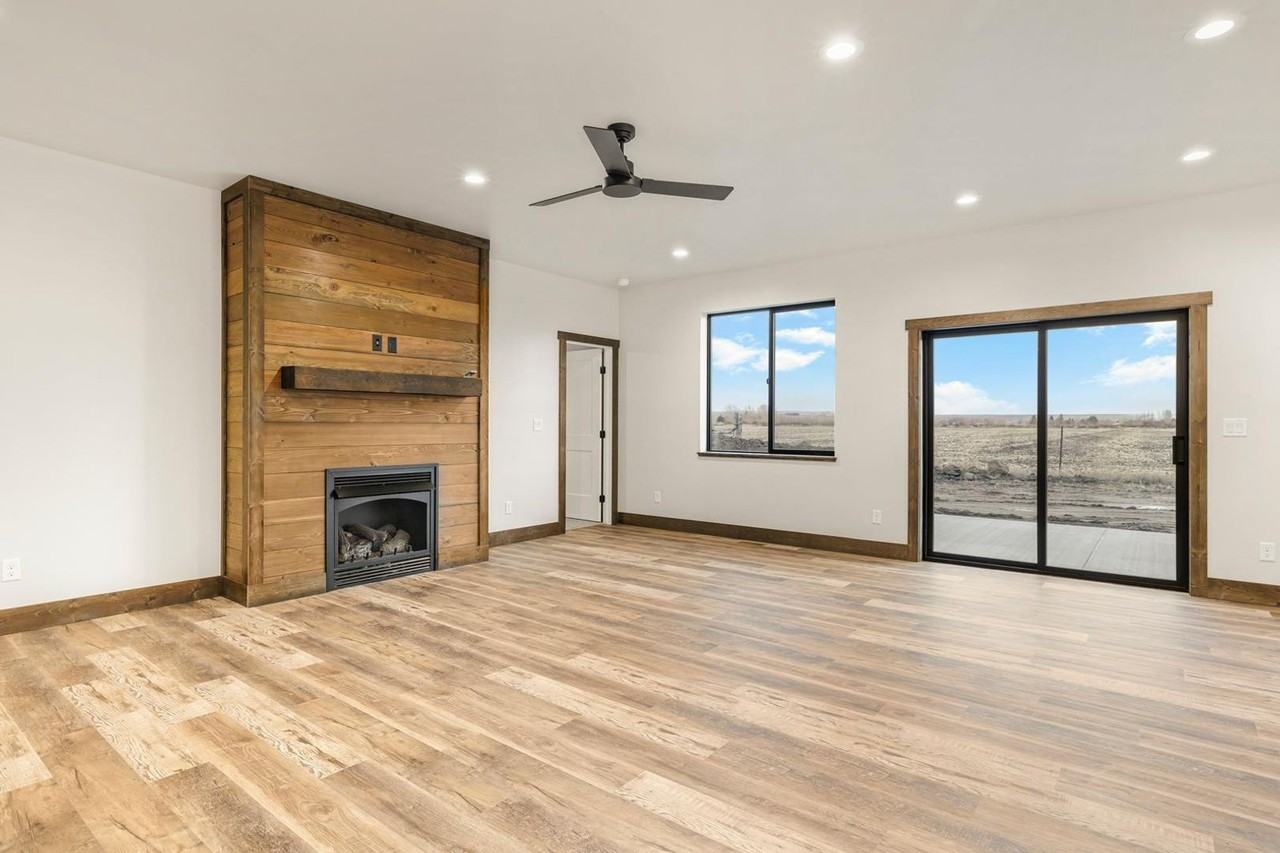 288 E 5th S - Photo 3 of 36