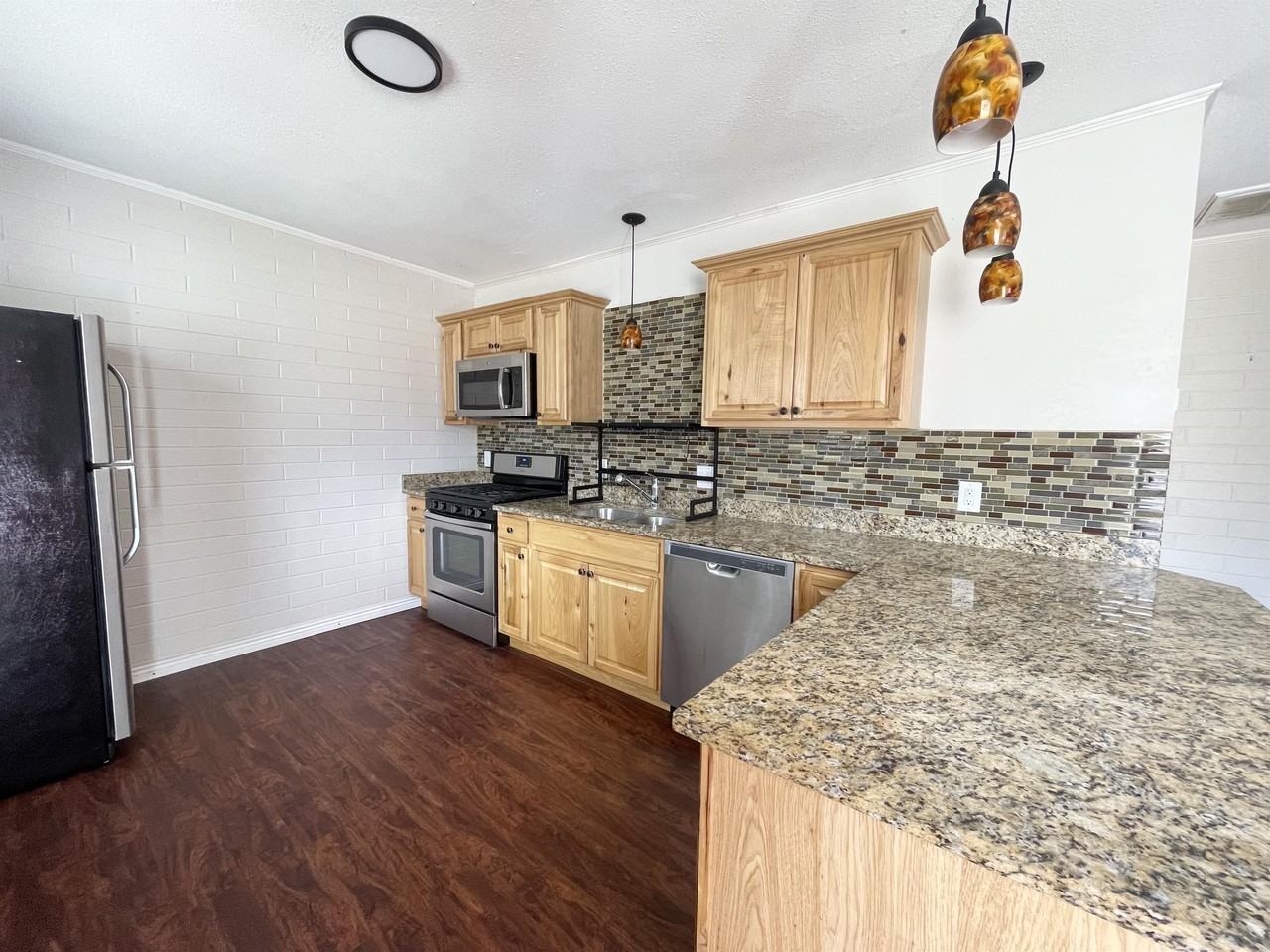 Bennett 6-plex - Photo 2 of 25