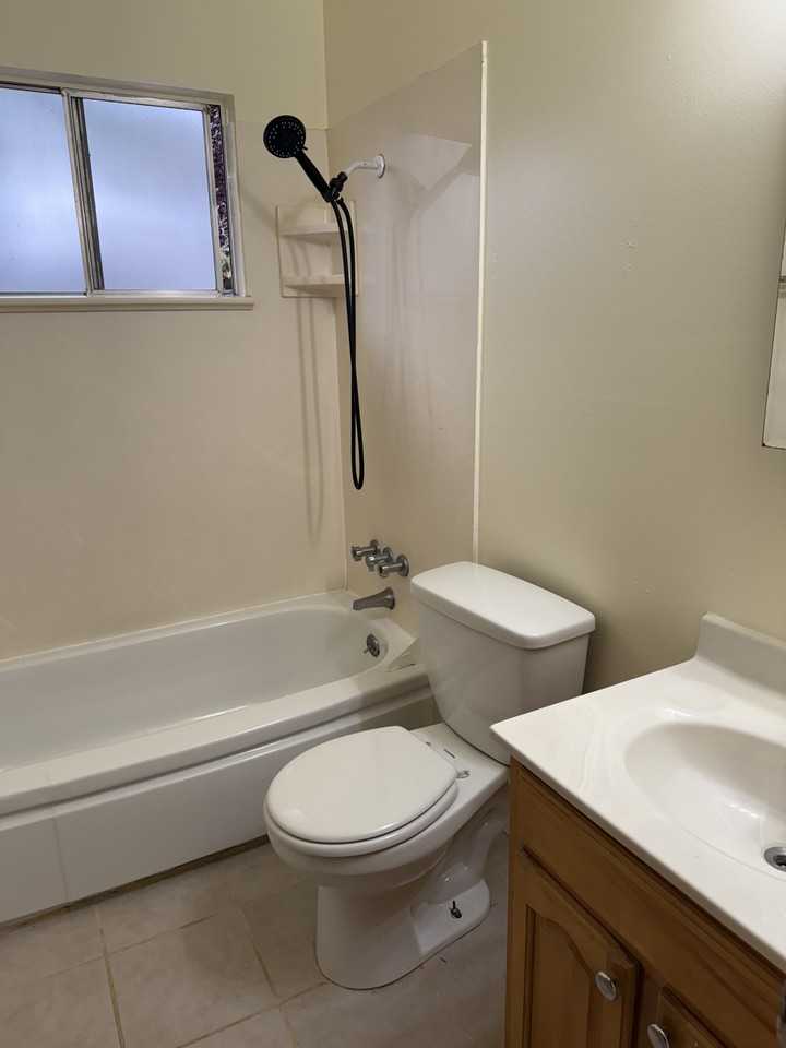 2735 Humboldt Ave Apt B #2735B - Photo 4 of 6