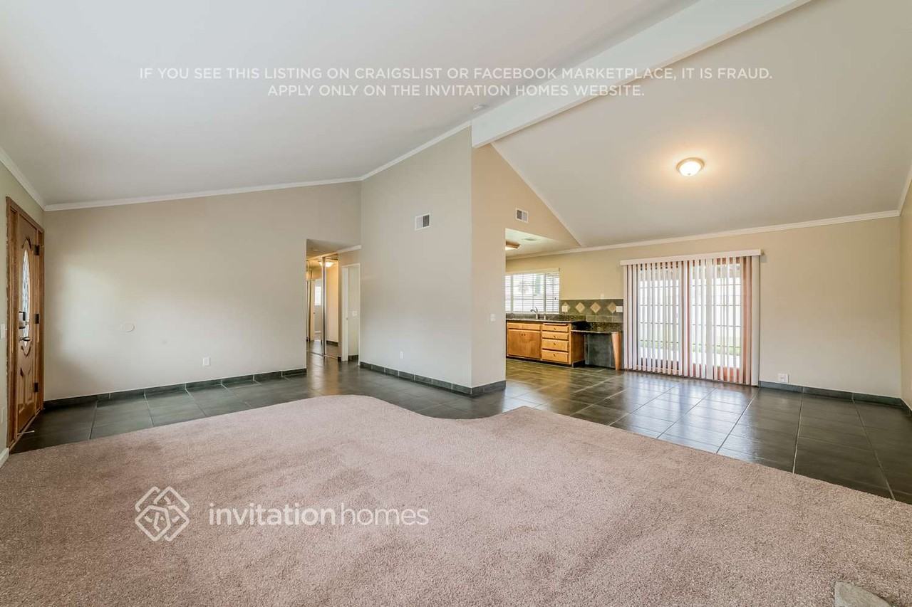 1504 Cole Ave - Photo 4 of 20