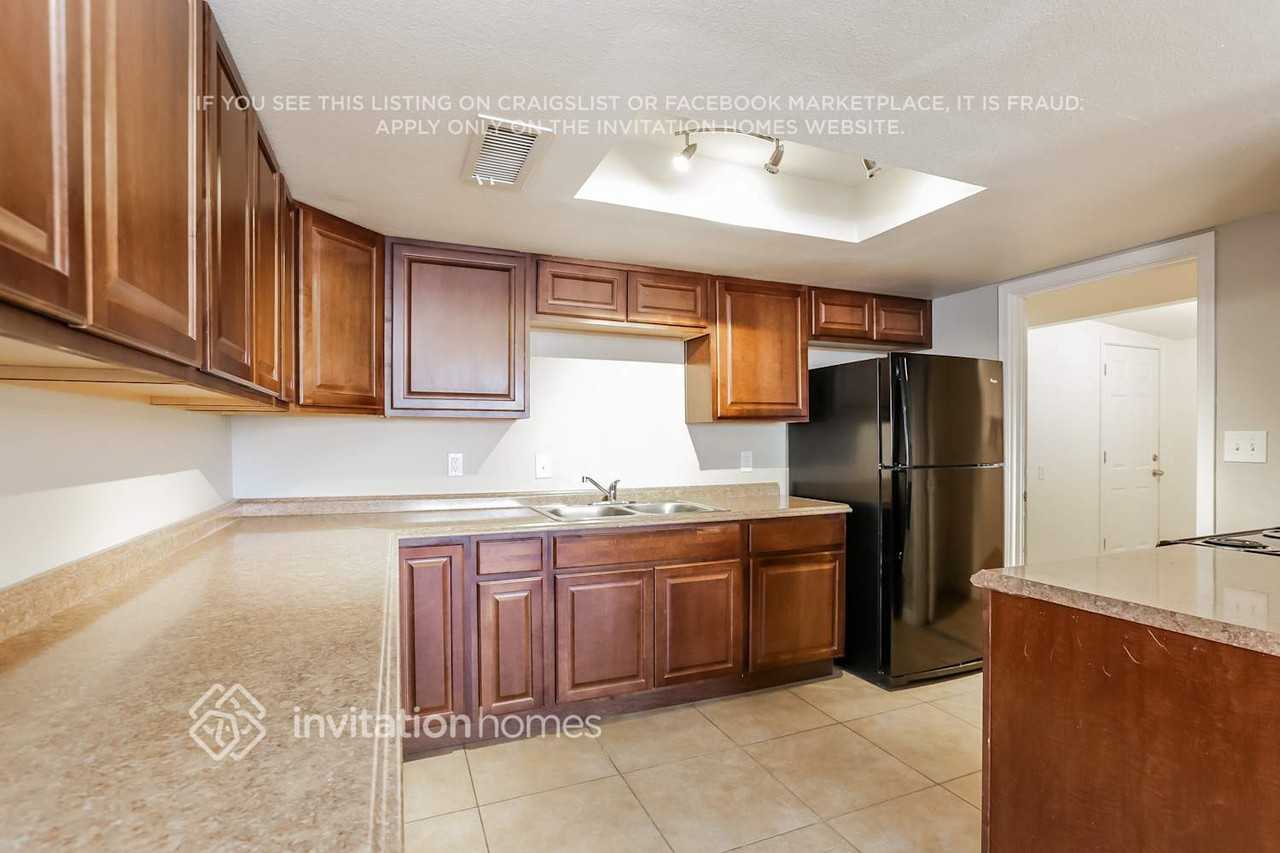 3221 E Captain Dreyfus Ave - Photo 7 of 17