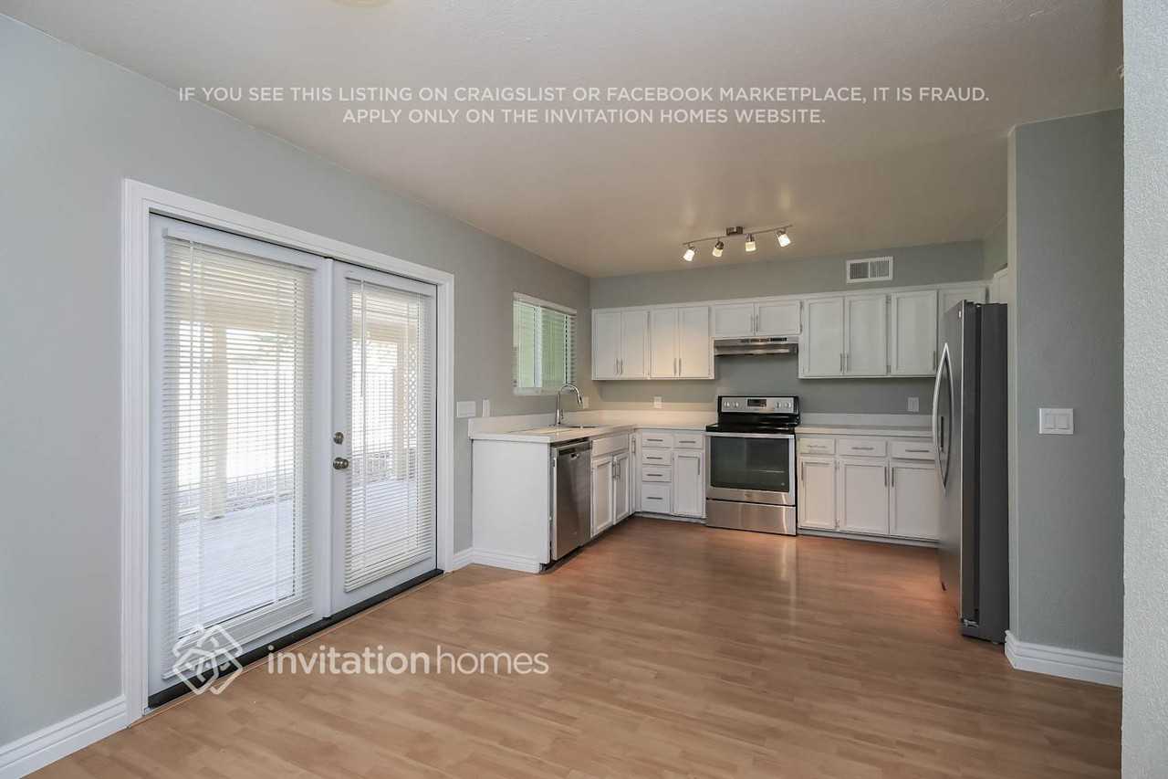 2926 E Escondido Ave - Photo 4 of 16