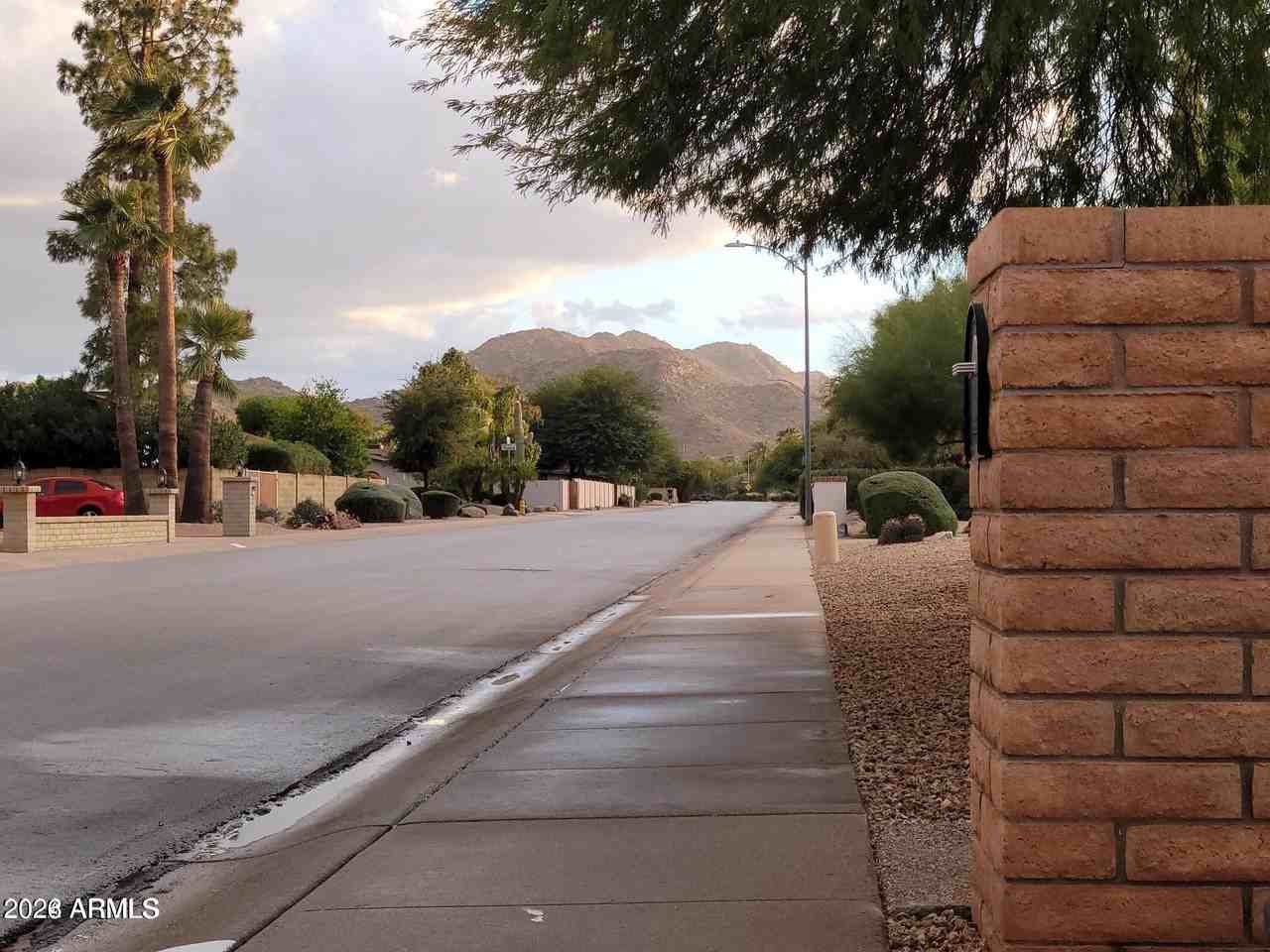 11236 N 42nd Pl - Photo 5 of 26