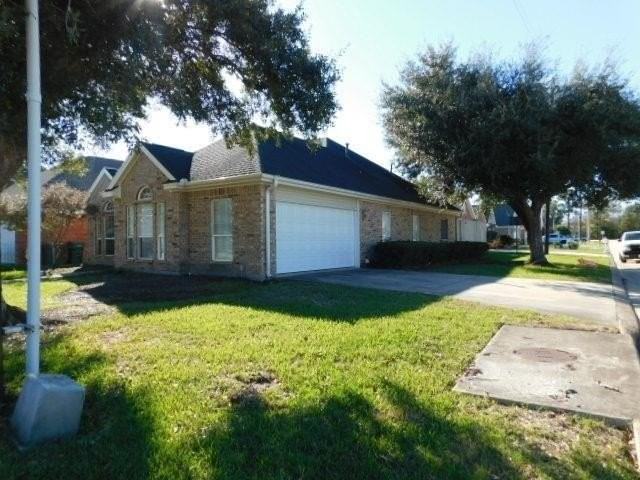 2095 Rosewood St - Photo 2 of 13