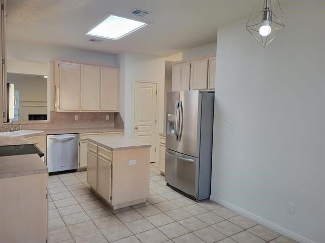 2095 Rosewood St - Photo 3 of 13