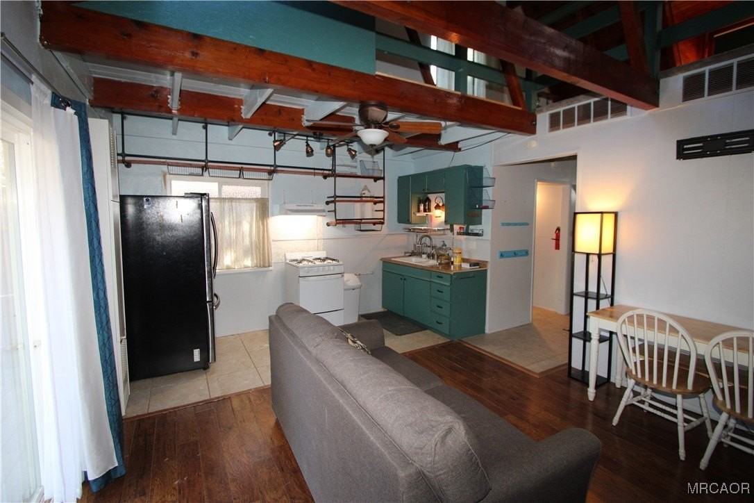 731 Holmes Ln - Photo 4 of 17