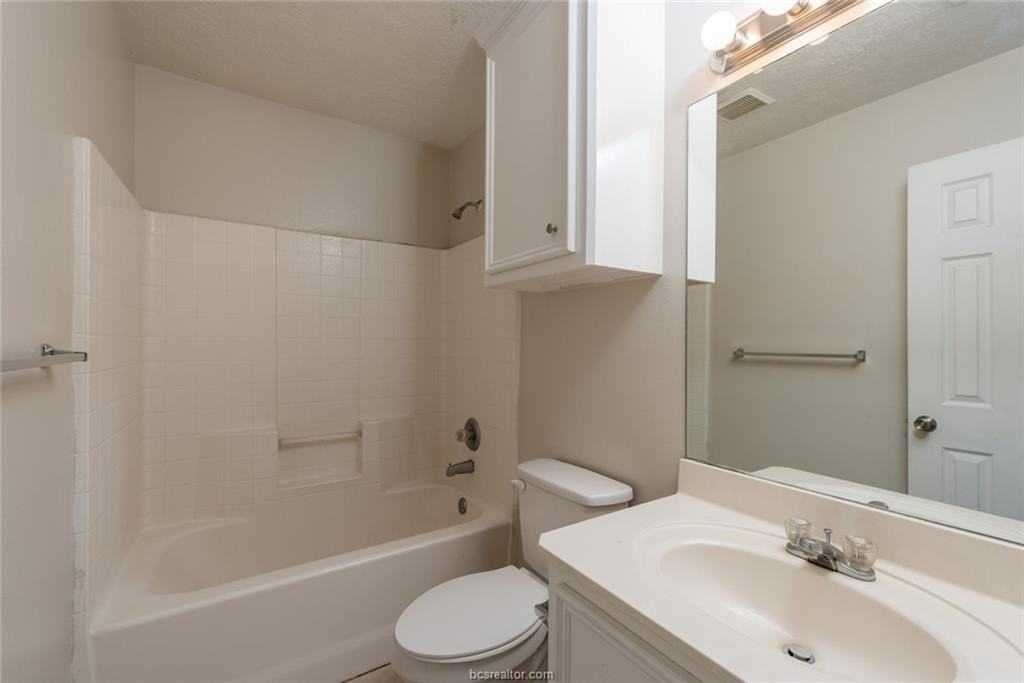 2402 Jaguar Ct - Photo 5 of 19