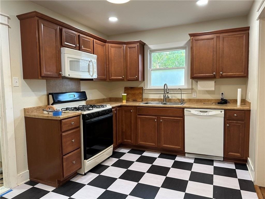 3237 Lawnview St - Photo 6 of 22