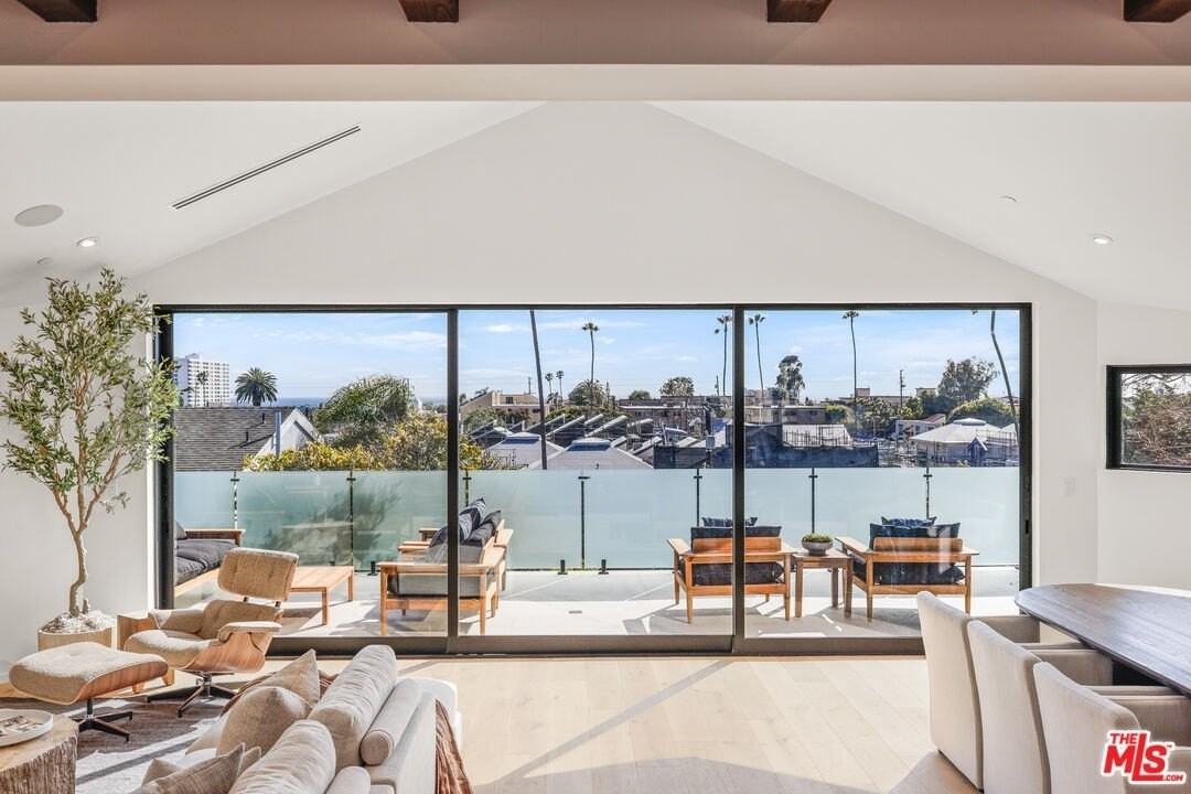 2530 Beverley Ave - Photo 4 of 41