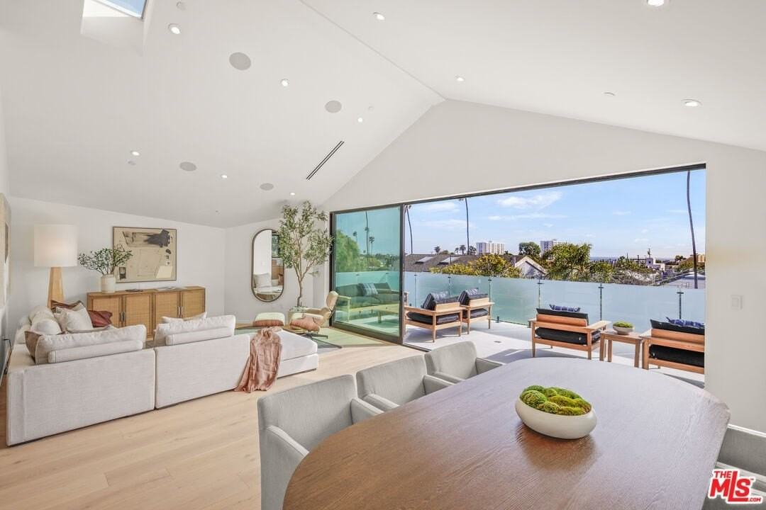 2530 Beverley Ave - Photo 5 of 41