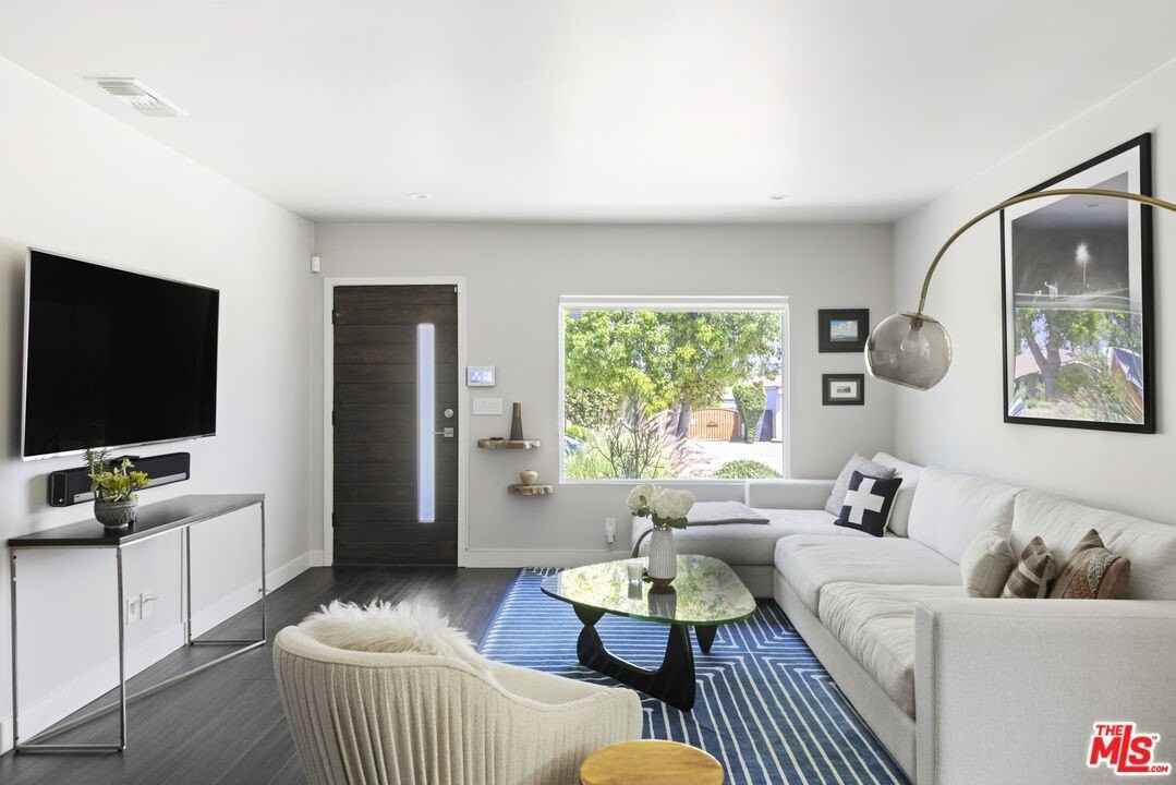 2608 W 74th St - Photo 4 of 40