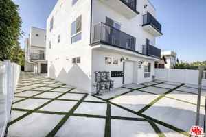 featured image of 5438 Romaine St