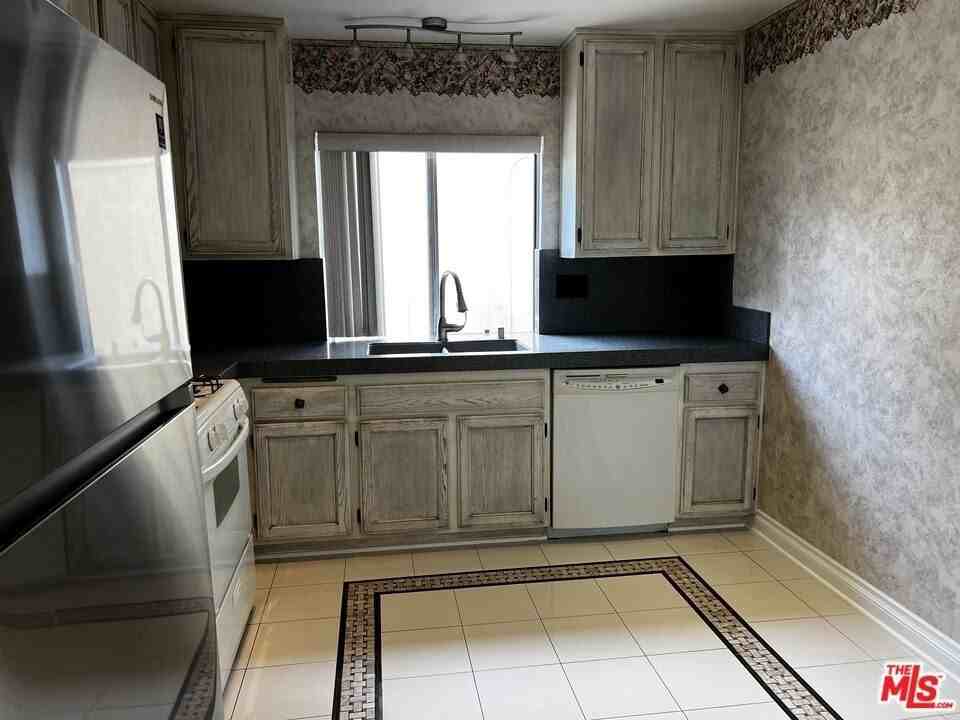 5311 Coldwater Canyon Ave Apt C #C - Photo 5 of 20