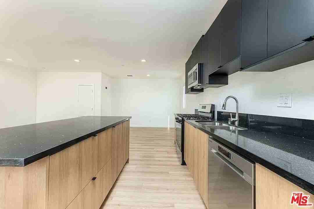 2101 S Burnside Ave Unit 1/2 #1-2 - Photo 4 of 29