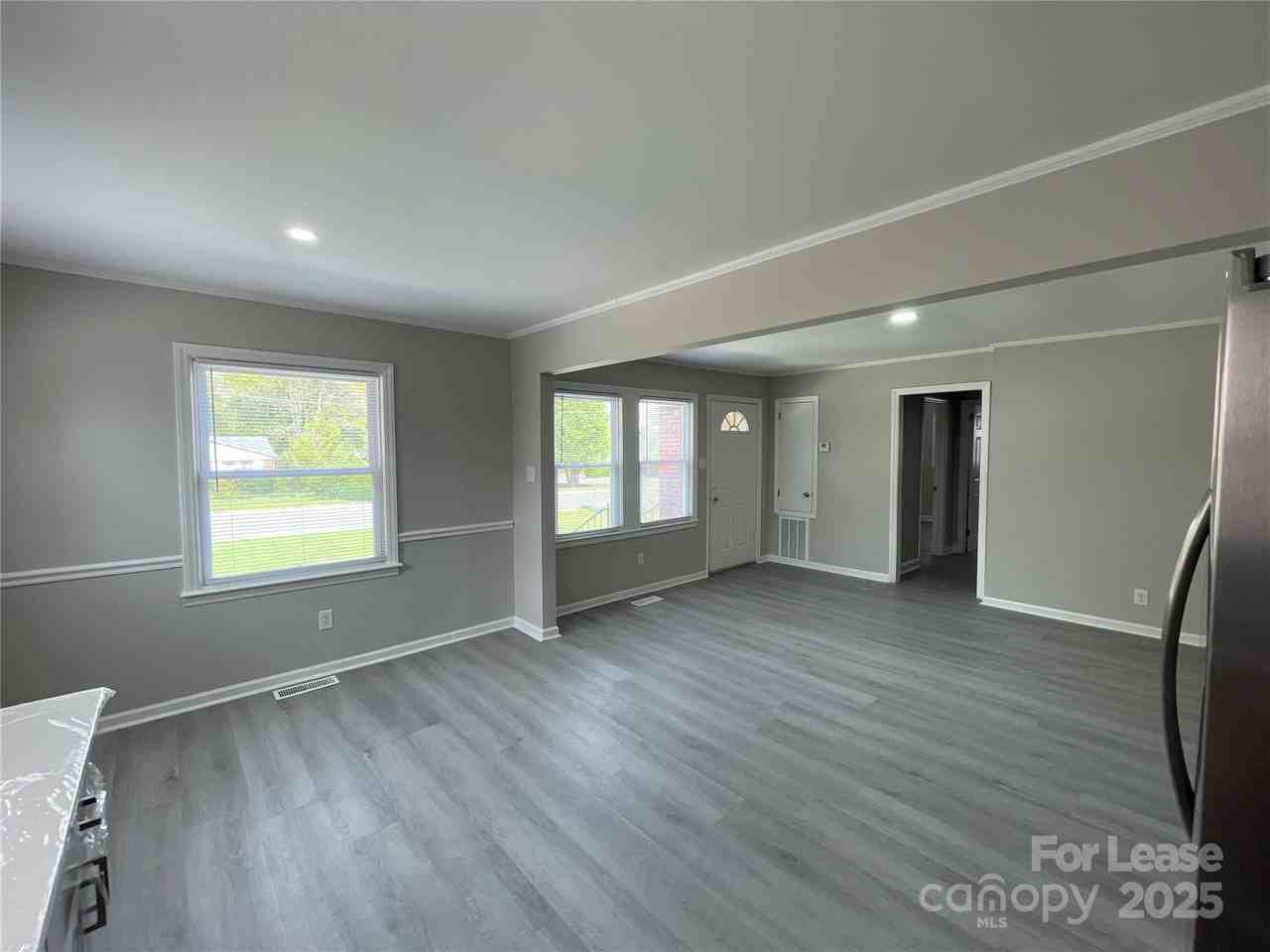 1607 Russell Ave - Photo 4 of 17