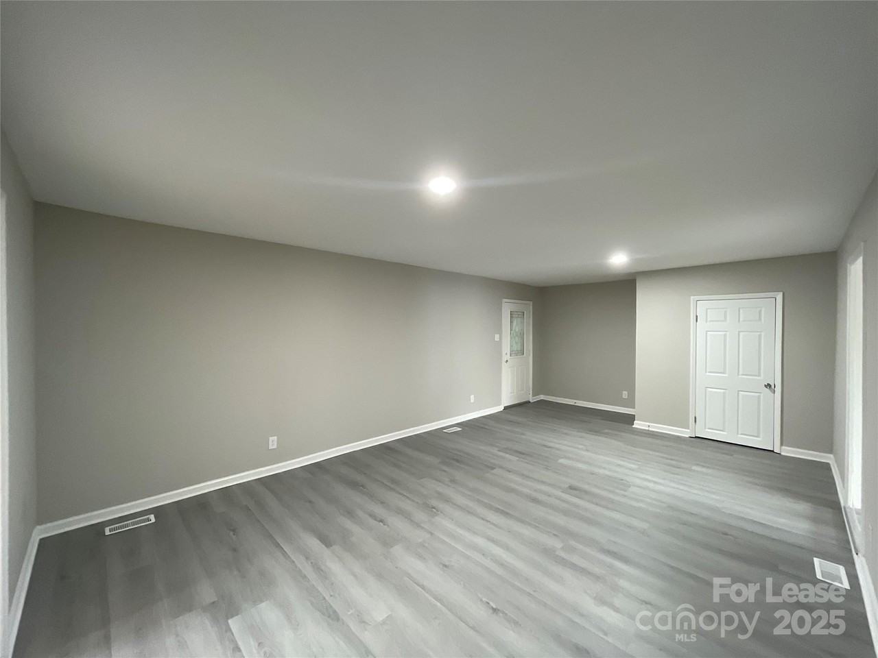 1607 Russell Ave - Photo 5 of 17