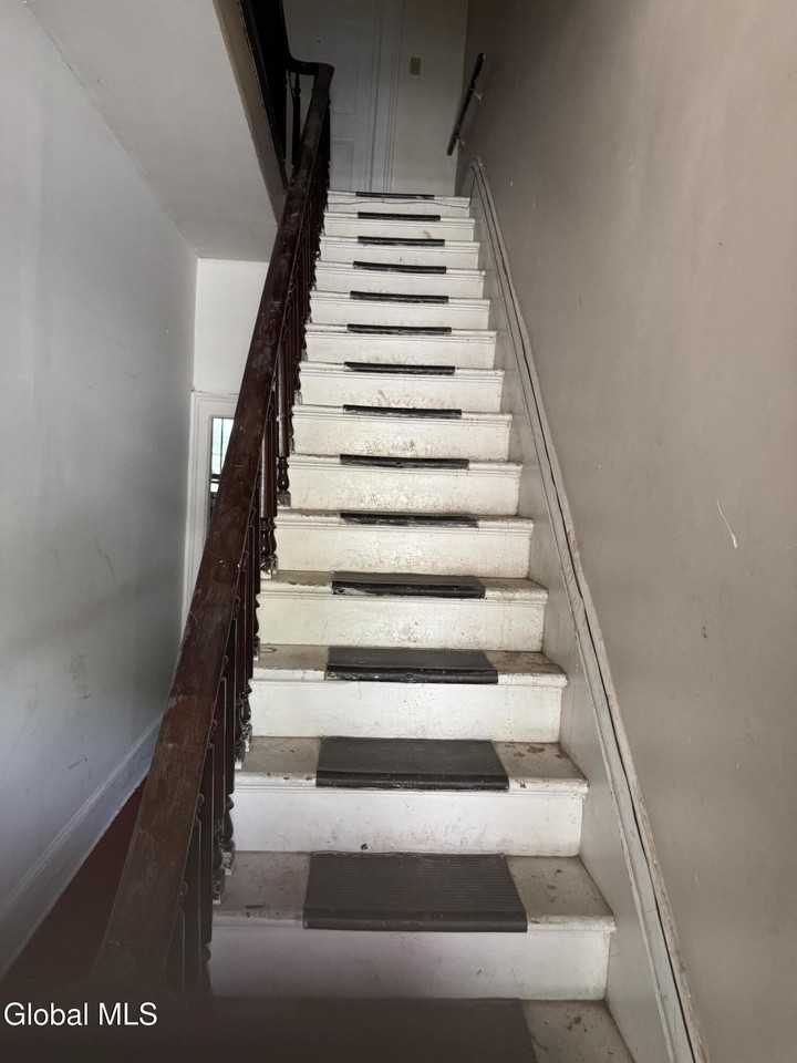 305 2nd St #2ndFL - Photo 3 of 18