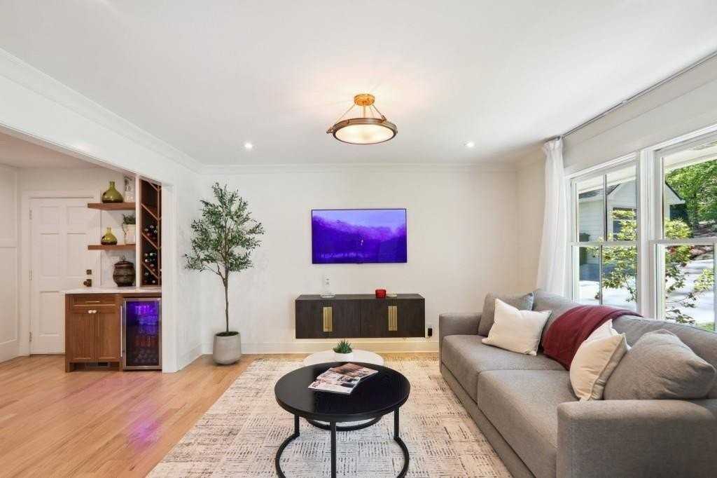 1007 Somerset Dr Nw - Photo 3 of 40