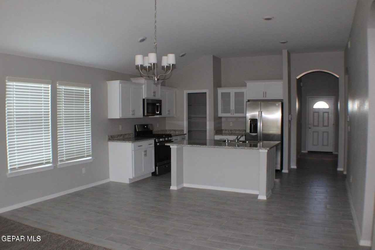 1014 Rebeca Way - Photo 3 of 31