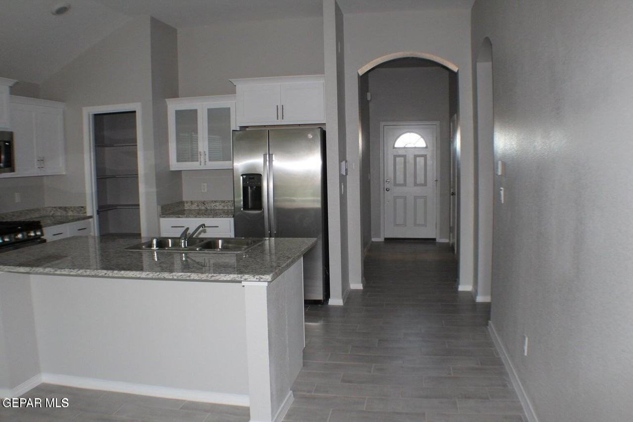 1014 Rebeca Way - Photo 4 of 31