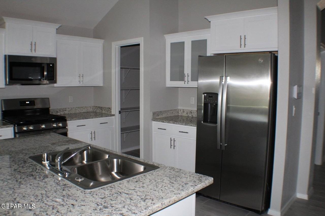 1014 Rebeca Way - Photo 5 of 31