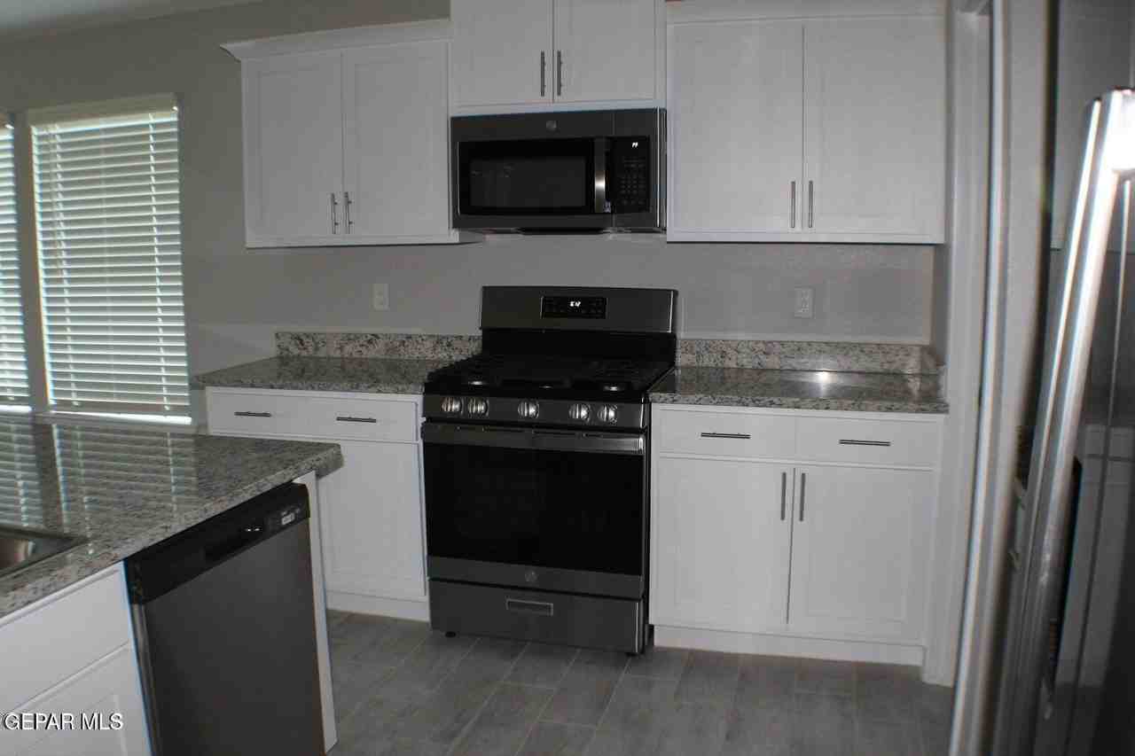 1014 Rebeca Way - Photo 6 of 31