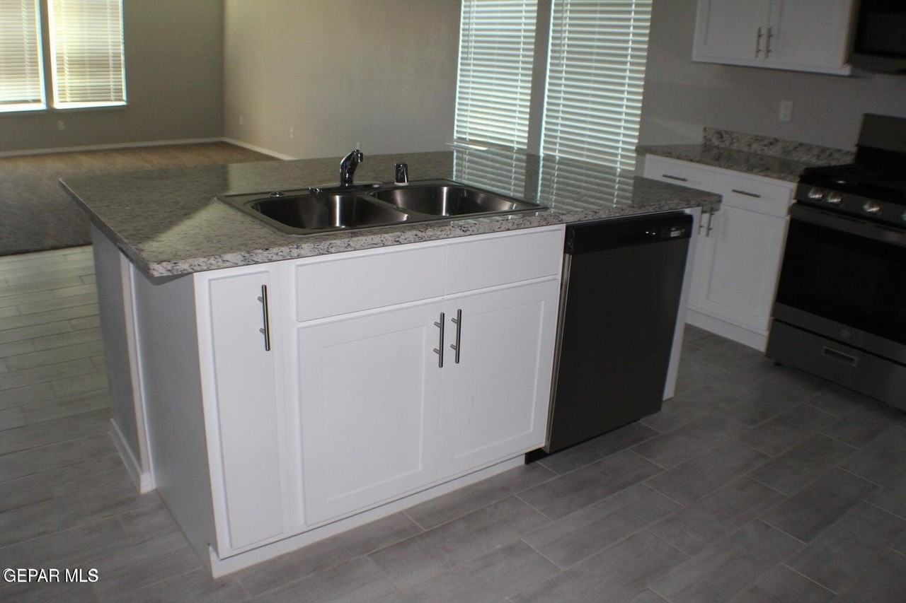 1014 Rebeca Way - Photo 7 of 31