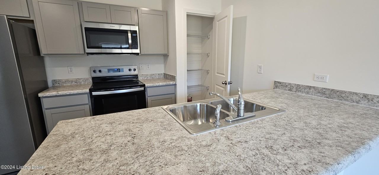 1557 Robin Rd - Photo 3 of 18