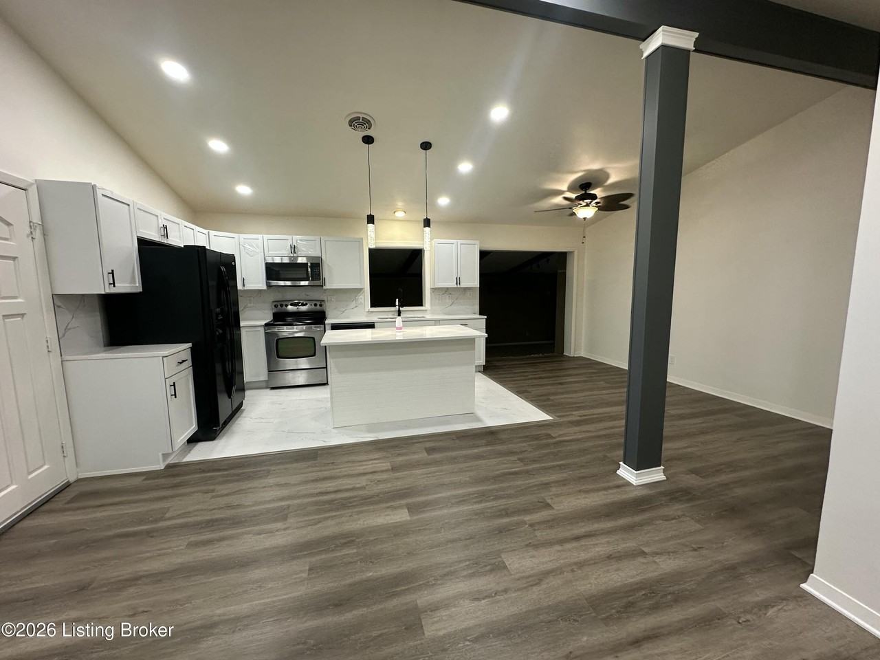 4806 Mid Dr - Photo 3 of 23