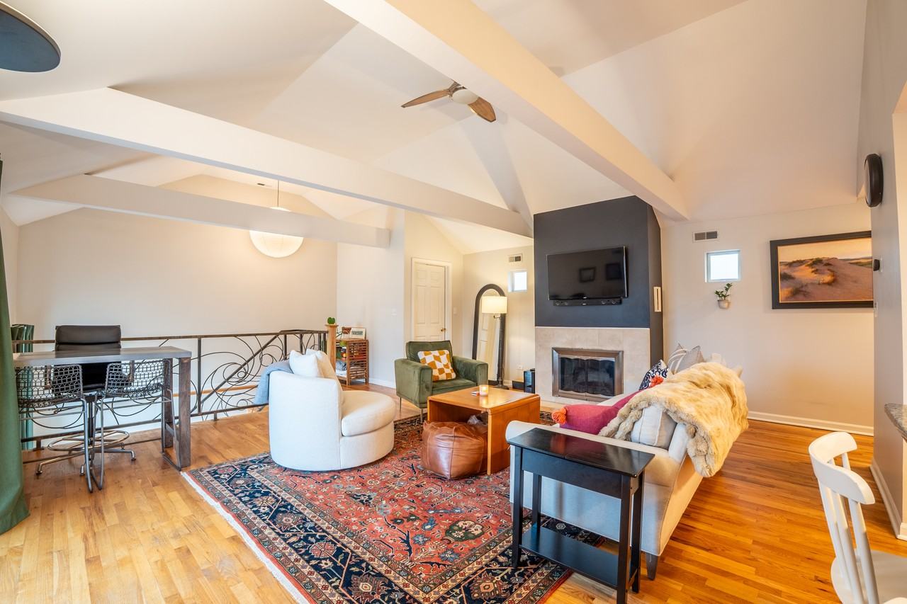 1111 N Honore St #3 - Photo 3 of 19