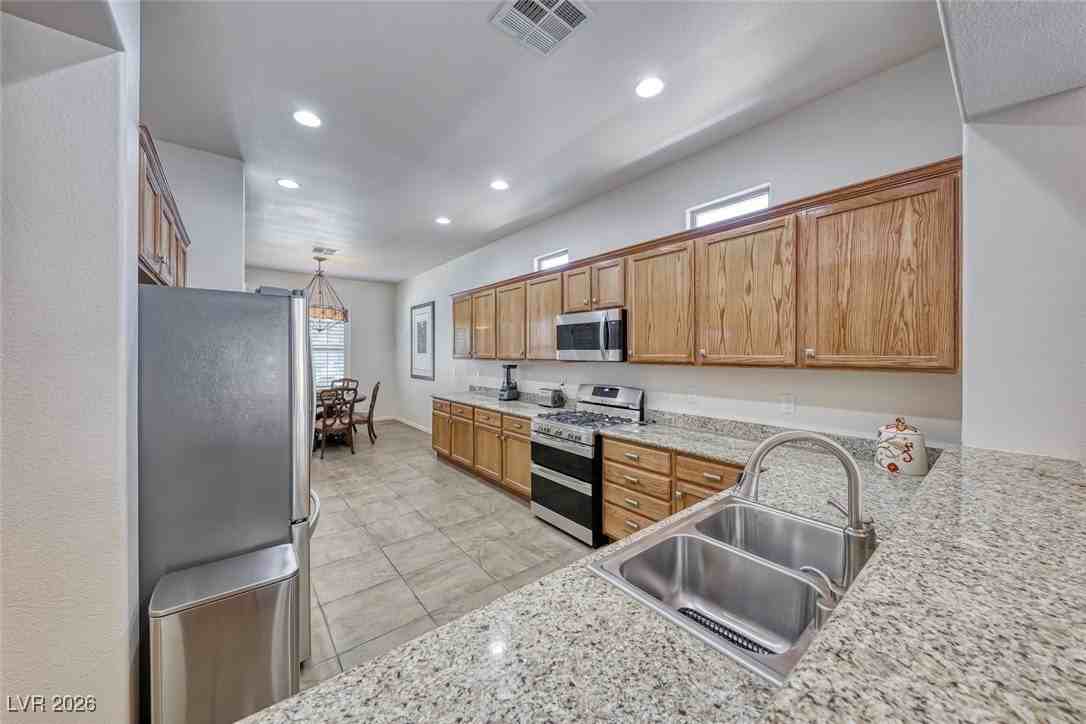 8 Weston Hills Rd - Photo 6 of 18