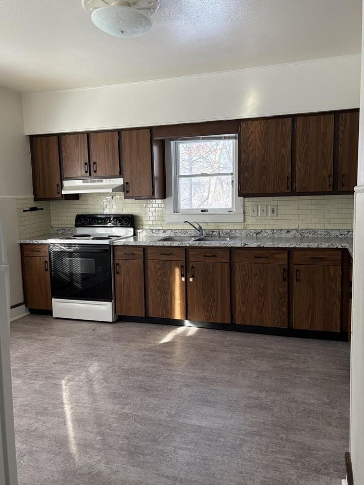 209 Oak St - Photo 2 of 10