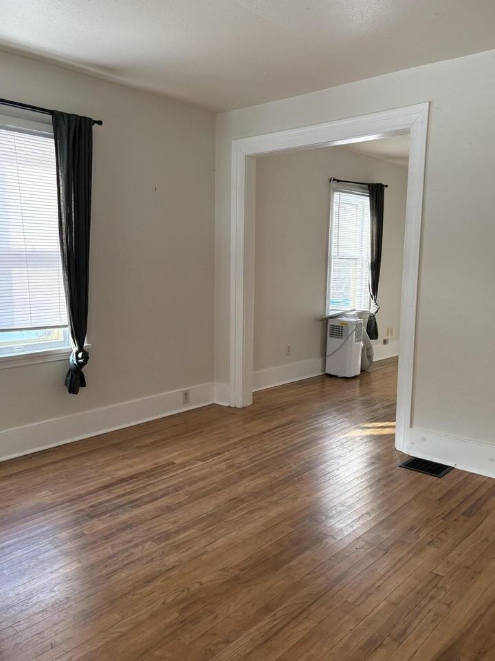 209 Oak St - Photo 4 of 10