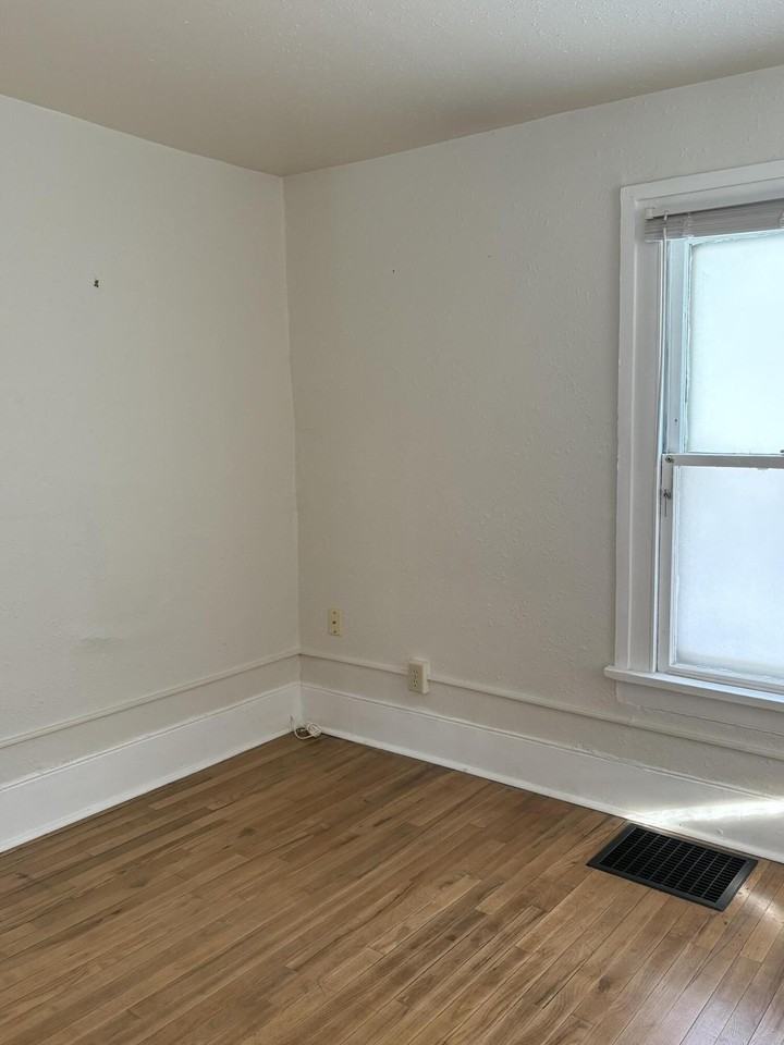 209 Oak St - Photo 5 of 10