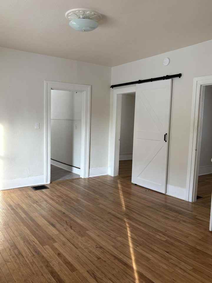 209 Oak St - Photo 6 of 10